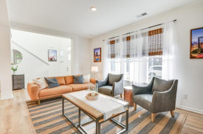 Charming Charlotte Townhome 6 Mi to Downtown!